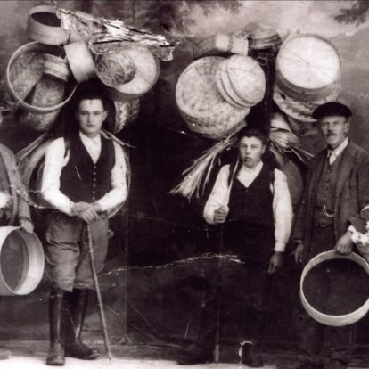 Otvoritev razstave Križem svajt so se podalə pa sujo ruobo ponujalə